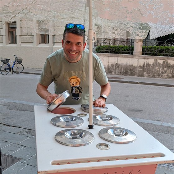 Domagoj dietro un carretto rosa del gelato Romantika